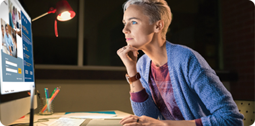 Woman sitting in fron of a computer